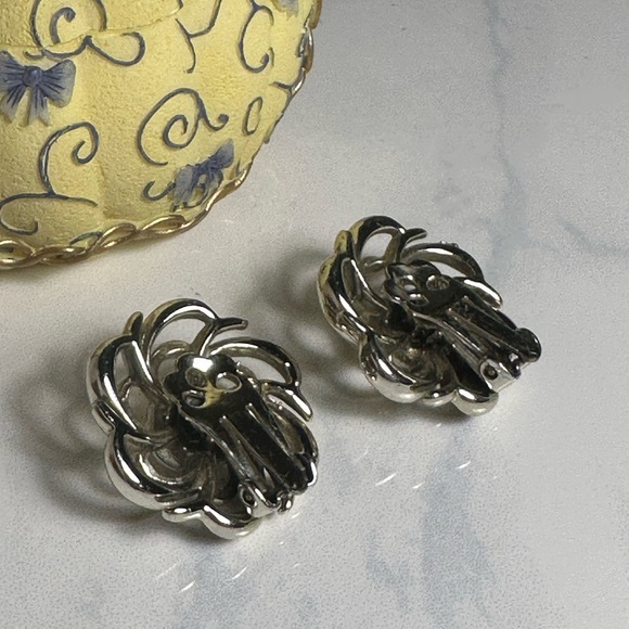 Vintage Coro Clip-on Floral Earrings Silver Tone - Picture 7 of 8